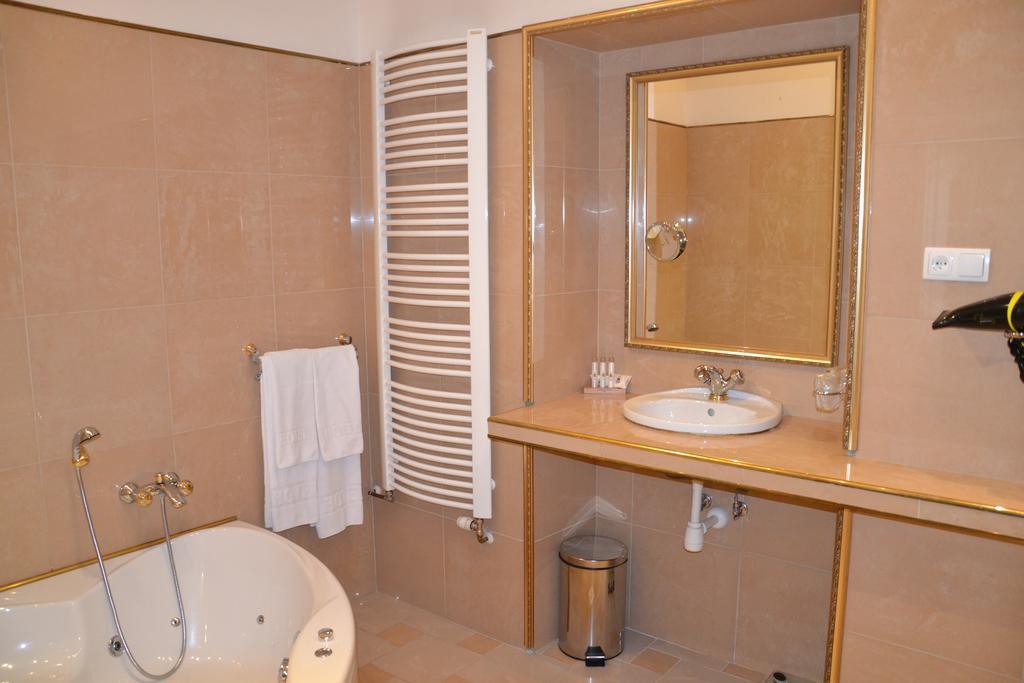 Hotel Bristol تارنوف المظهر الخارجي الصورة