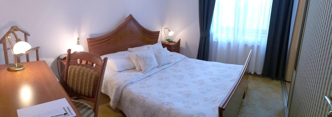 Hotel Bristol تارنوف المظهر الخارجي الصورة